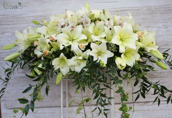 Main table centerpiece with cream asiatic lilies, wedding