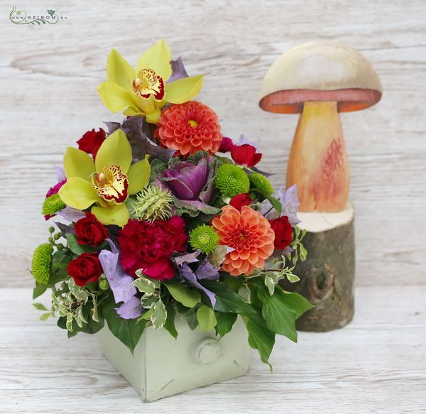 Autumn flower drawer with wooden mushroom statue