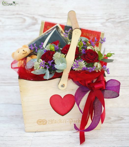 Geschenkkorb mit Schokolade, Teddy und Blumen