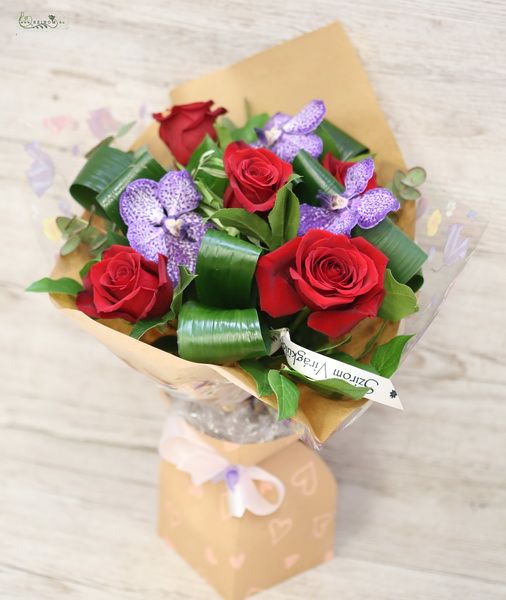 5 Rote Rosen mit 3 Vanda Orchideen, mit Papiervase