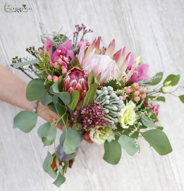 Menyasszonyi csokor (protea, cymbidium, hypericum, liziantusz, zöld, halványrózsaszín, rózsaszín)