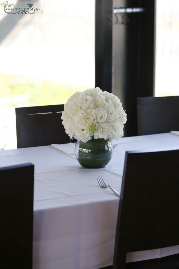 Centerpiece in glass sphere (white lisianthus) A38