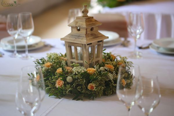 Centerpiece with lantern (small flowers, spray roses, peach) Vajdahunyad castle