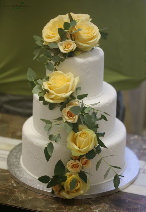 Cake decor with flowers, Vajdahunyad castle