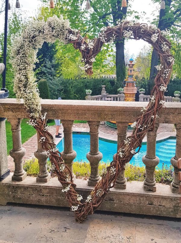 Big willow heart backround decor or photo backround, decorated with gypsophila (The Writer's Villa, Budapest)