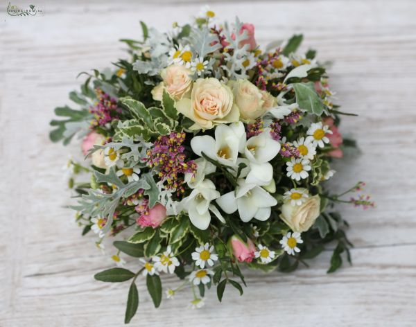 Wildflower style table decoration (chamomile, limonium, freesia, spray rose, grey, pink, white, peach) Festetics Palace Budapest