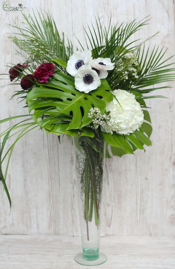 Botanical Centerpiece in vase (hydrangea, anemone, buttercup, palm leafs, white, claret)