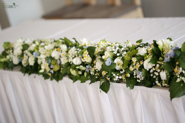 Flower garland (meadow flowers, chamimille, freesia, oxypetalum, spray rose, baby's brreath, blue, white) Szentendre Skanzen