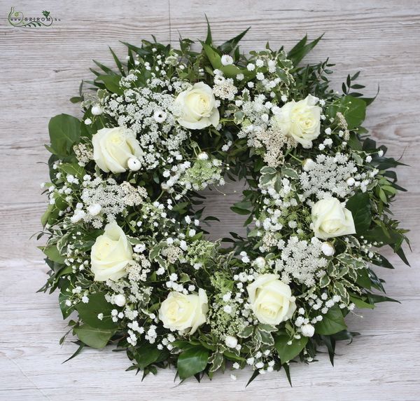 kleiner Trauerkranz mit 7 weissen Rosen und kleine Blumen (39cm, 18 St)