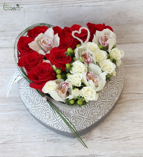 heart with 9 red roses and white flowers, berries (21 st)