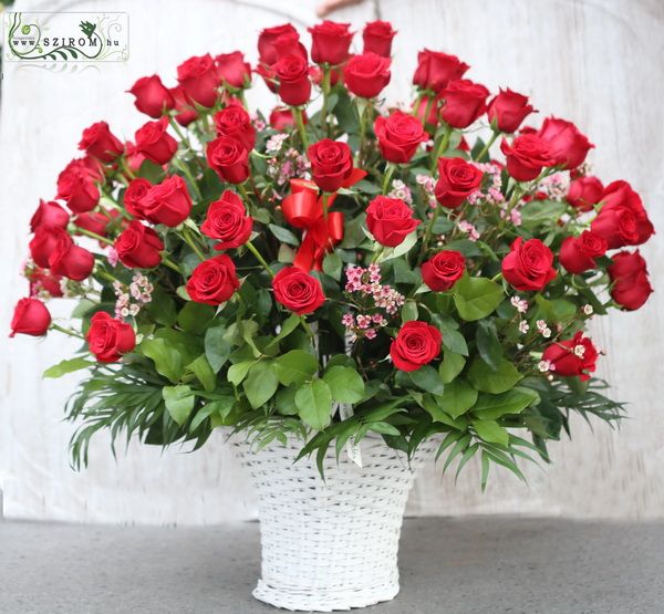 90 rote Rosen mit kleinen Blumen im Korb