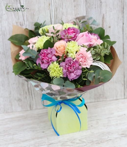 Buntes Nelkenbouquet aus 15 Stielen + 3 Rosen mit Papiervase