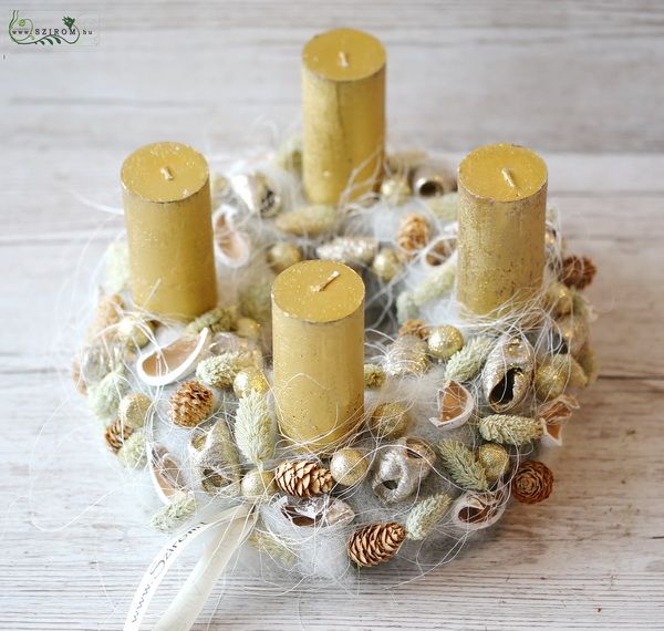 Goldener Adventskranz mit Wolle 27 cm