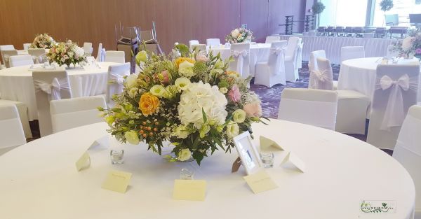 Wedding centerpiece, Larus Rendezvényközpont Budapest (lisianthus, rose, hydrangea, wild flowers, pink, peach, cream)