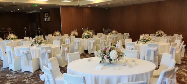 Wedding centerpiece, Larus Rendezvényközpont Budapest (lisianthus, rose, hydrangea, wild flowers, pink, peach, cream)