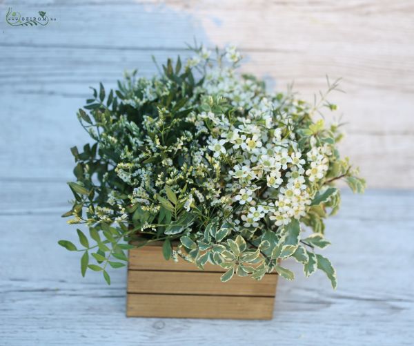 Wedding table decoration in wooden cubes (wild flowers, cream, green)