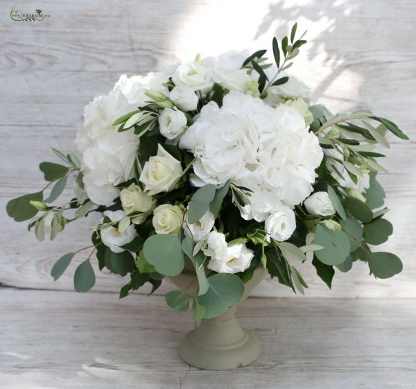 Wedding table decoration in concrete chalice (rose, hydrangea, lisianthus, eucalyptus, white)
