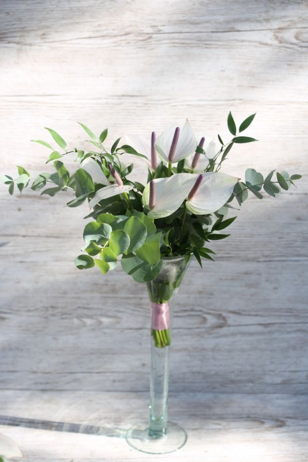 High table decoration in vase (flamingo, eucalyptus, white, green)