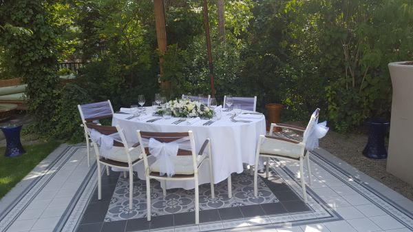 Main table centerpiece, Emile Étterem Budapest (rose, lisianthus, white)