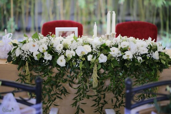 Main table centerpiece Gundel (lisianthus, phalaenopsis ochid, babybreath, ruscus, white)