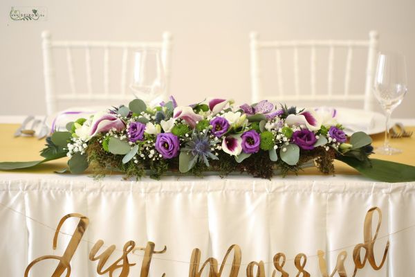 Main table centerpiece in ceramic bowl with moss  Ádám villa (lisianthus, cala, chrisantemum, eryngium, purple, white)