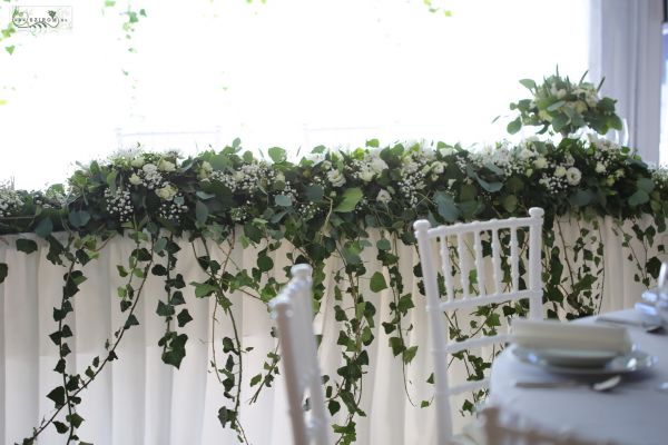 Main table centerpiece Csillagkert  (lisianthus, babybreath, ivy, white)