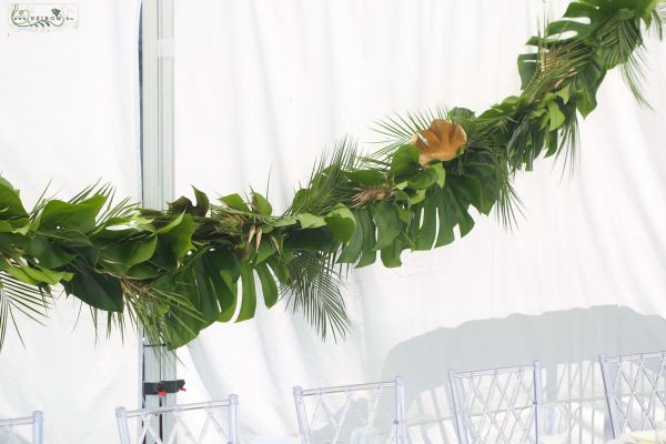 Garland with monstera and palm leafs, Bazaar Eclectica Restaurant Budapest (green, gold)