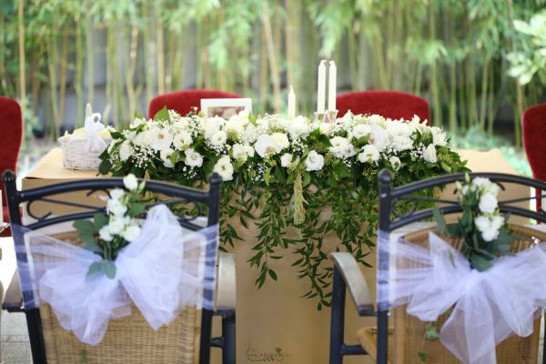 Mitteltischdekoration, Stuhldekoration mit Organza, Blume, Gundel Budapest (Lisianthus, weiß)