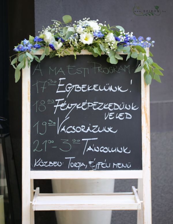 Table decoration, A KERT Bisztró Budapest (lisianthus, delphinium, white, blue)