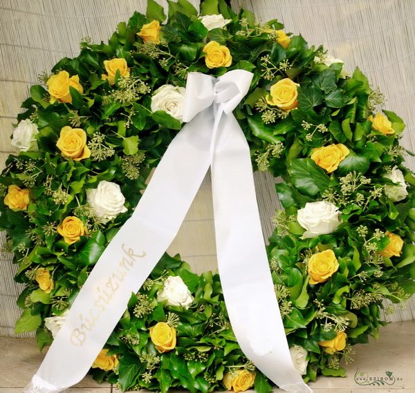 borostyán koszorú sárga és fehér rózsával (30 szál) (65cm)