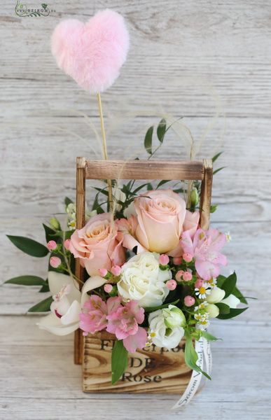  Holztopf mit schönen Rosen und Plüschherz