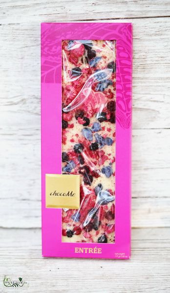 chocoMe kézzel készült fehércsokoládé kandírozott ibolyaszirommal, málnával, fekete szederrel 110g