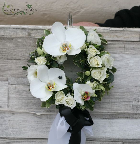small wreath made of phalaenopsis ans spray roses (22cm, 7st)