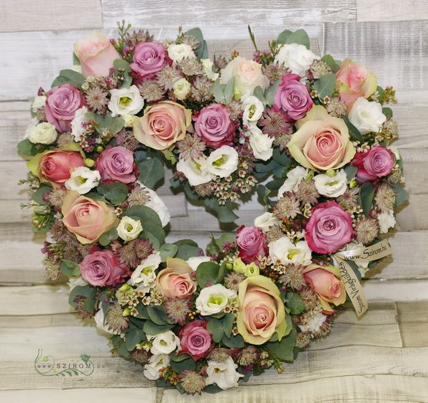 heart shaped wreath made of pastel colored flowers (42cm, 42st)