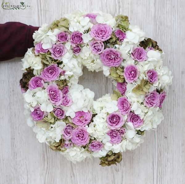 lila-fehér virágkoszorú hortenziából és bokros rózsából (45cm, 18szál)
