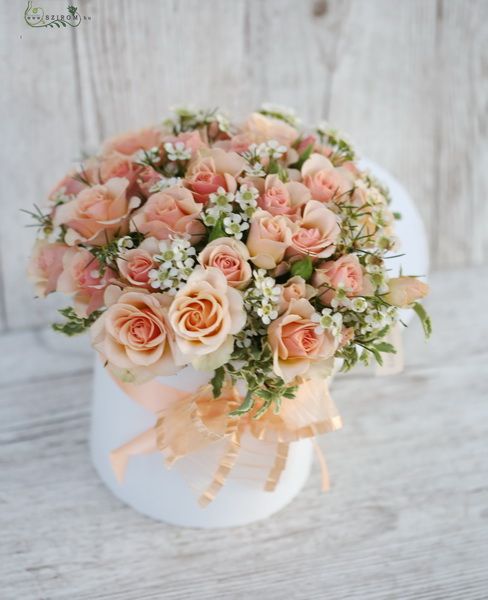 Rose box with peach sprayrose (13 stems)