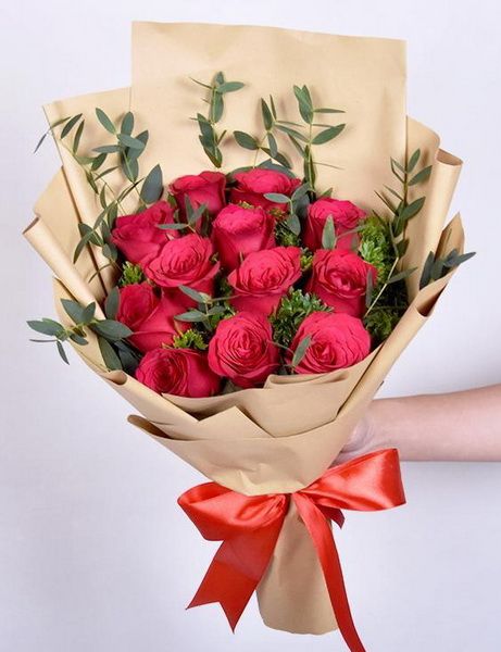 12 Rote Rosen mit Kraftpapier