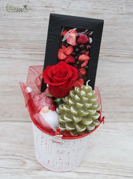 Winter pot with red rose