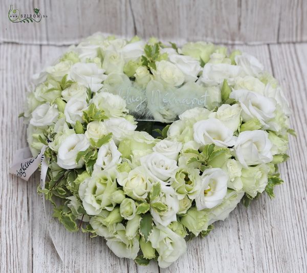 Kleine Herz aus Lisianthus und Minirosen