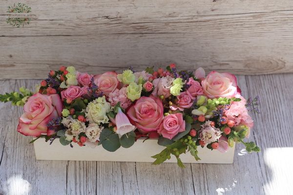 Hosszú fa doboz rózsaszín virágokkal (21 szál)
