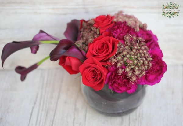  Glaskugel mit moderner Komposition aus burgunderroten schwarzen Callas, roten Rosen, Nelken (25 Stiele)