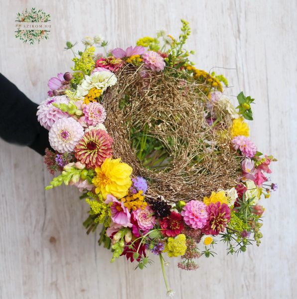 Loop bouquet with seasonal flowers