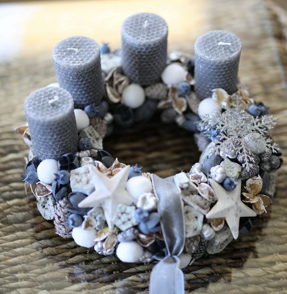 Kék adventi koszorú csillagokkal 