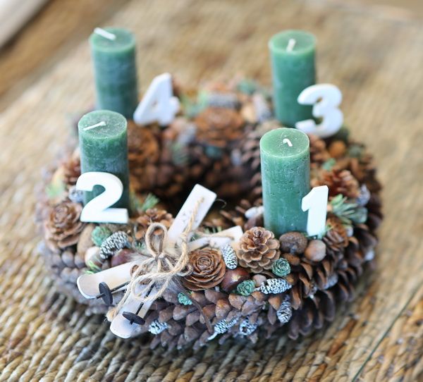 türkiz, számos adventi koszorú 