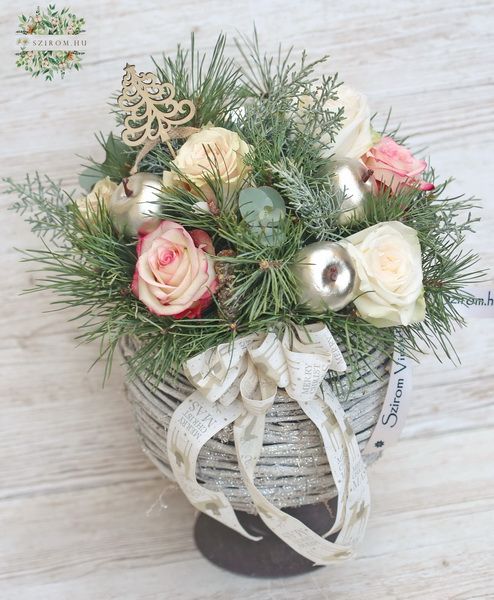 Winterblumenkugel mit silbernen Äpfeln und Rosen