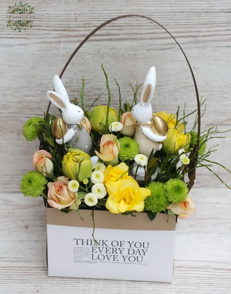 Kleine Papiertüte mit Hasen und Blumen