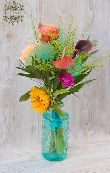 Türkisfarbene Vasen mit Sommerblumen und Muscheln