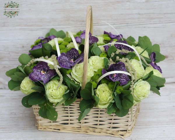 Korb mit Rosen und Vanda-Orchideen (24 Stielen)