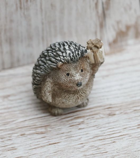 Igel aus Keramik mit einem Geschenk