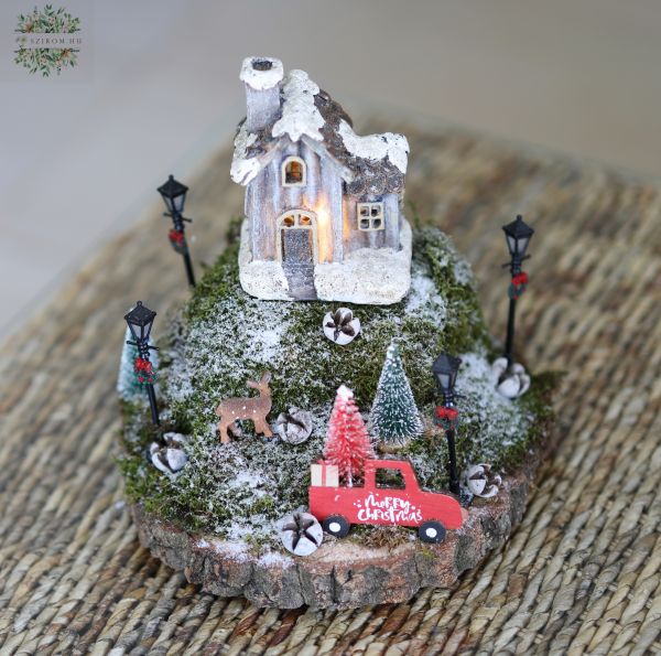 Weihnachtsdekoration mit beleuchteter Hütte